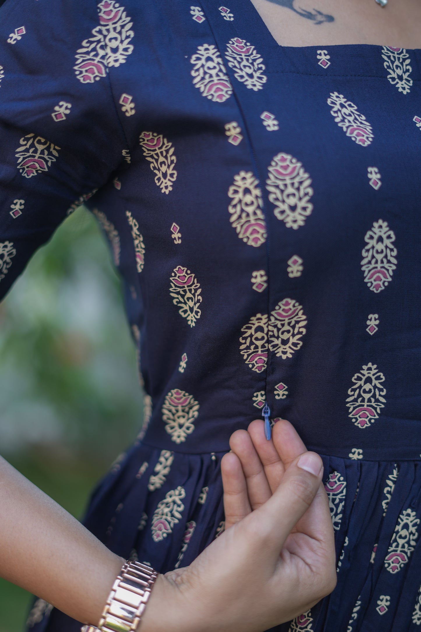 Zipper Feeding Maxi Ink Silk Pattern