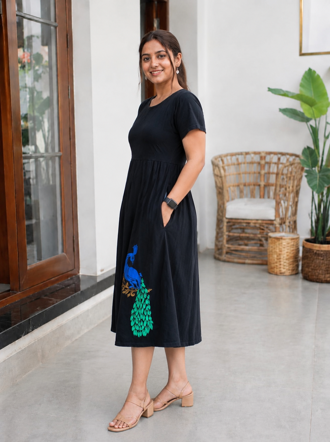 Capri Feeding Wear with Puff Sleeve Plain Black peacock